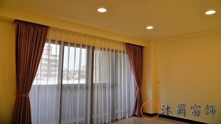 苗栗苑裡窗簾案例分享|客廳調光簾 × 臥室雙層布簾 × 書房捲簾 2 沐爾窗簾規劃案例推薦新竹竹北 1