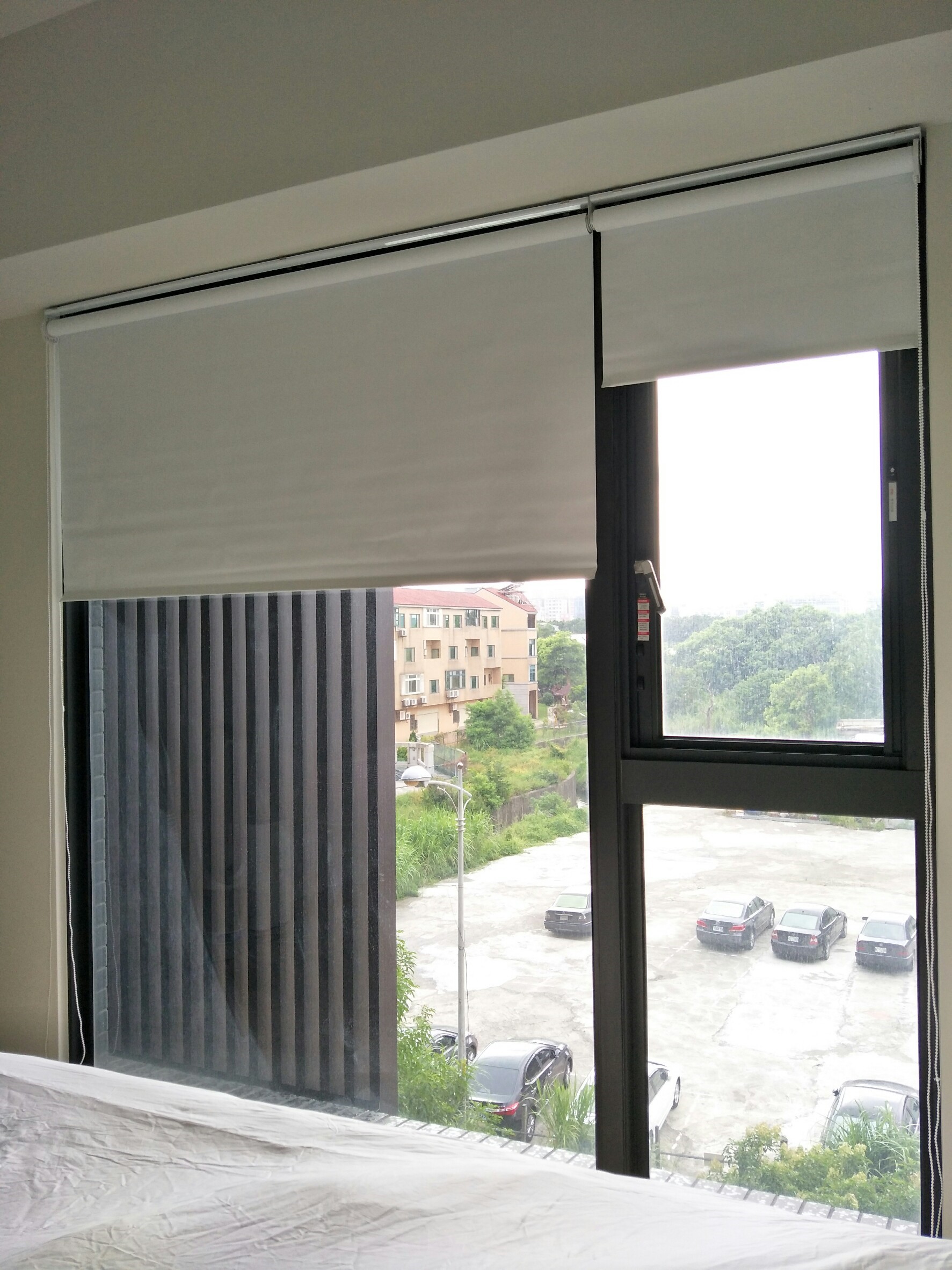 苗栗竹南全室遮光捲簾窗簾,講求乾淨俐落、好整理的現代小家庭 8 100% 物理性全遮光|徹底掌控室內光線