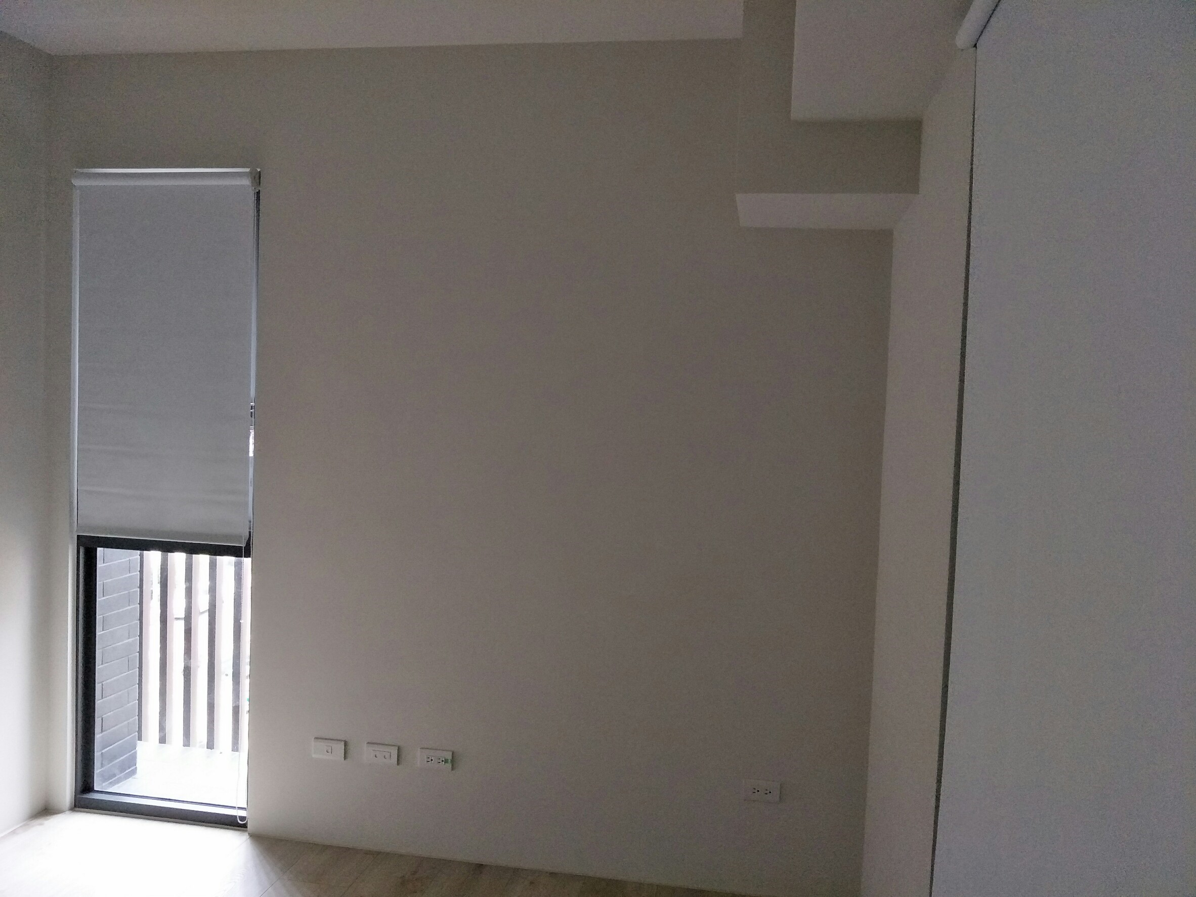 苗栗竹南全室遮光捲簾窗簾,講求乾淨俐落、好整理的現代小家庭 6 捲簾收納後體積極小,對小窗而言更顯簡潔俐落