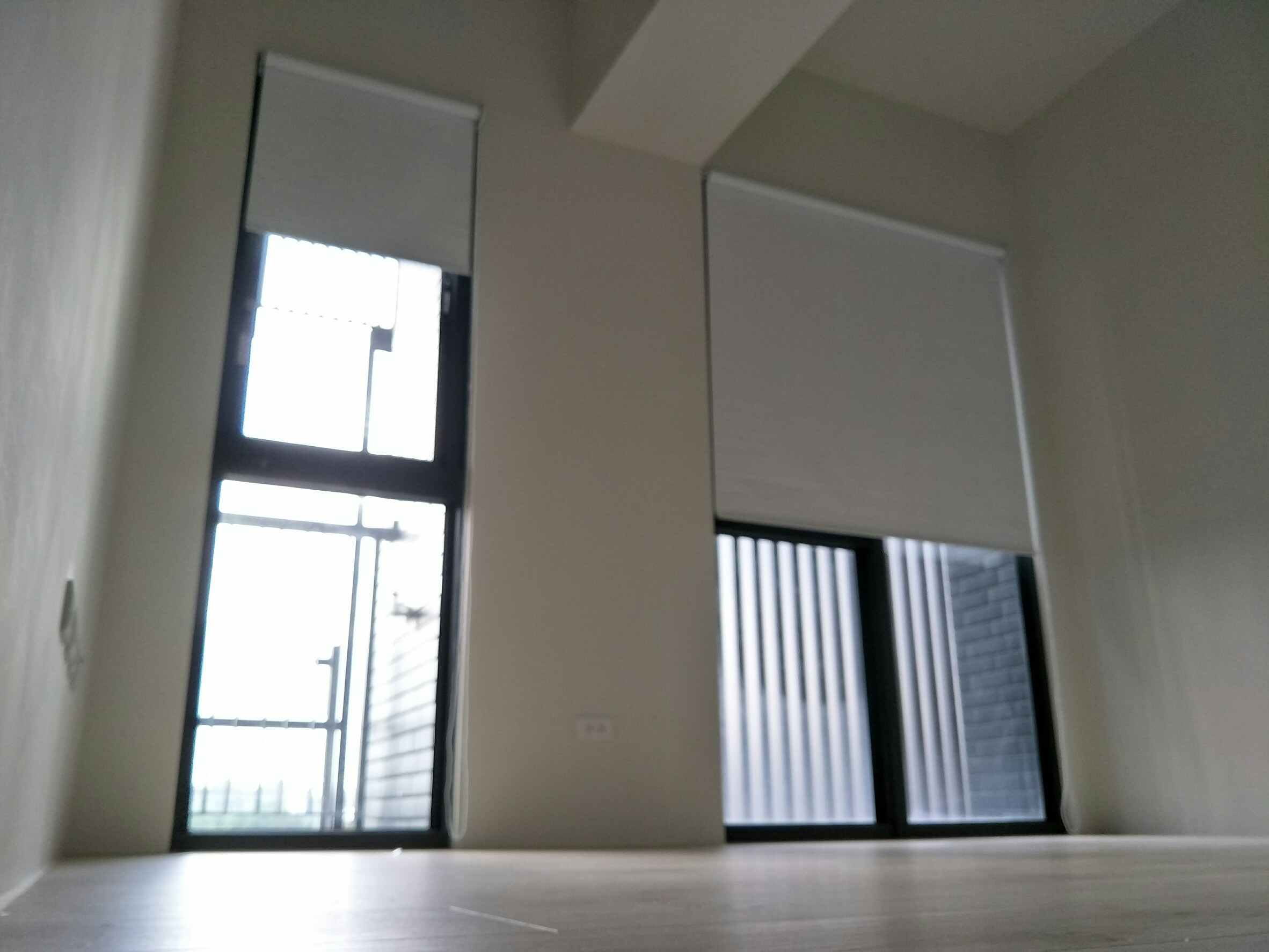 苗栗竹南全室遮光捲簾窗簾,講求乾淨俐落、好整理的現代小家庭 4 捲簾不佔據左右地坪,能讓空間感顯得更加寬敞、舒暢。