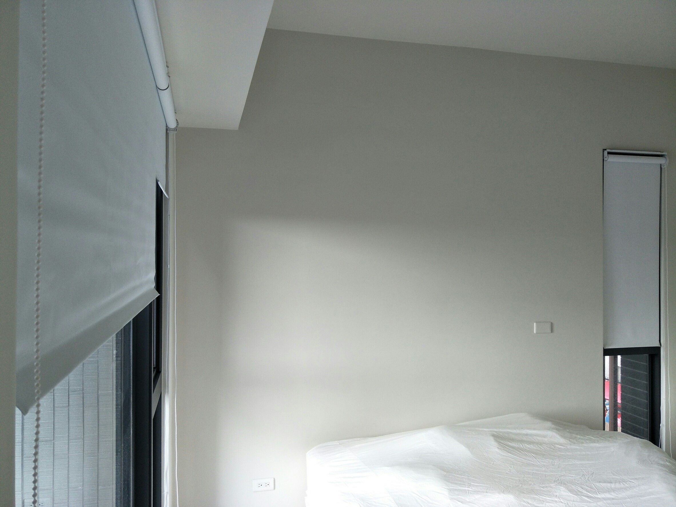 對於現代大樓室內空間而言，捲簾不佔據左右地坪，能讓空間感顯得更加寬敞、舒暢。