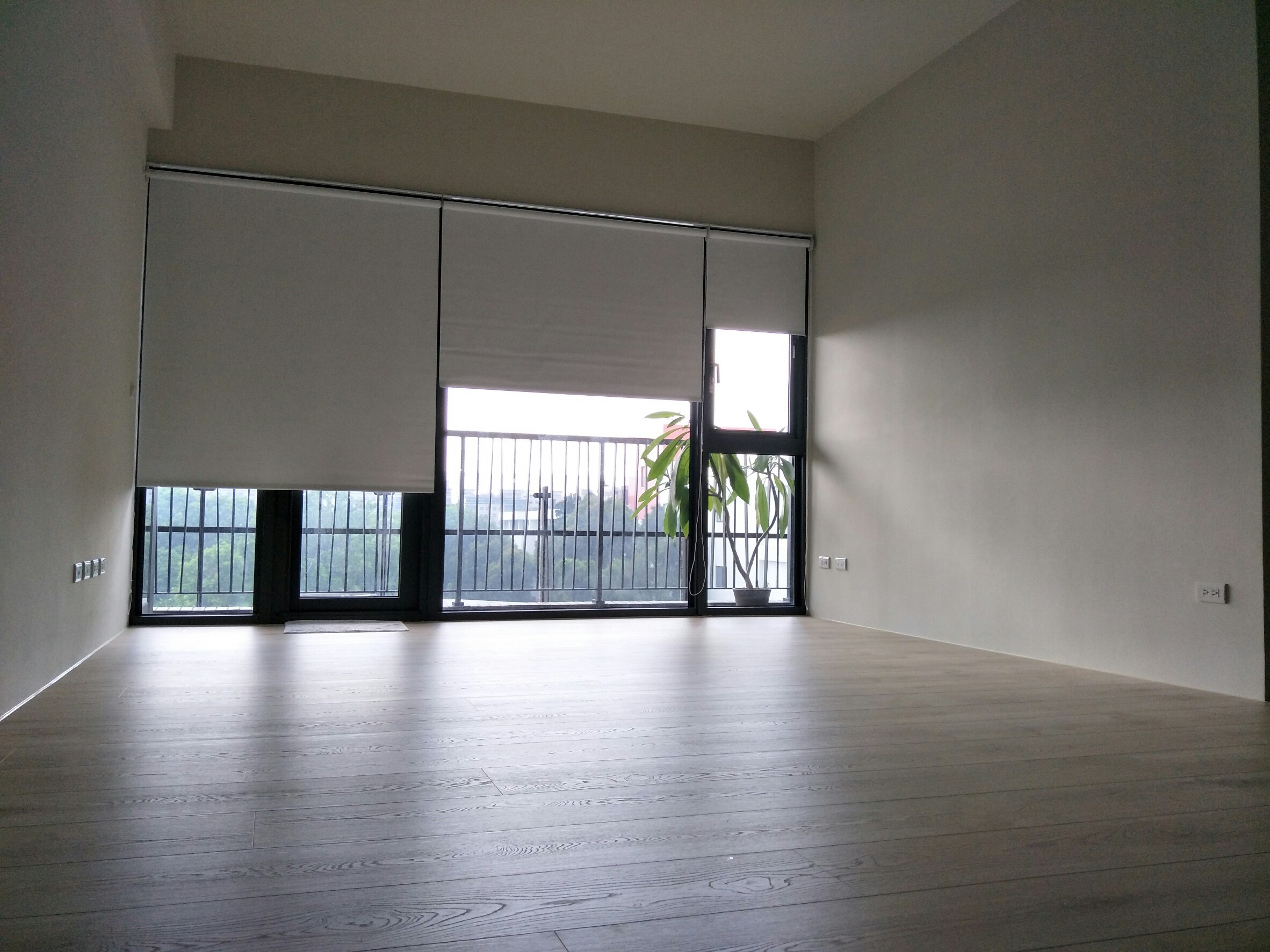 無論是需要白天補眠的輪班族，還是追求極致影音體驗的劇院客廳，都能達到真正的「全黑」境界。