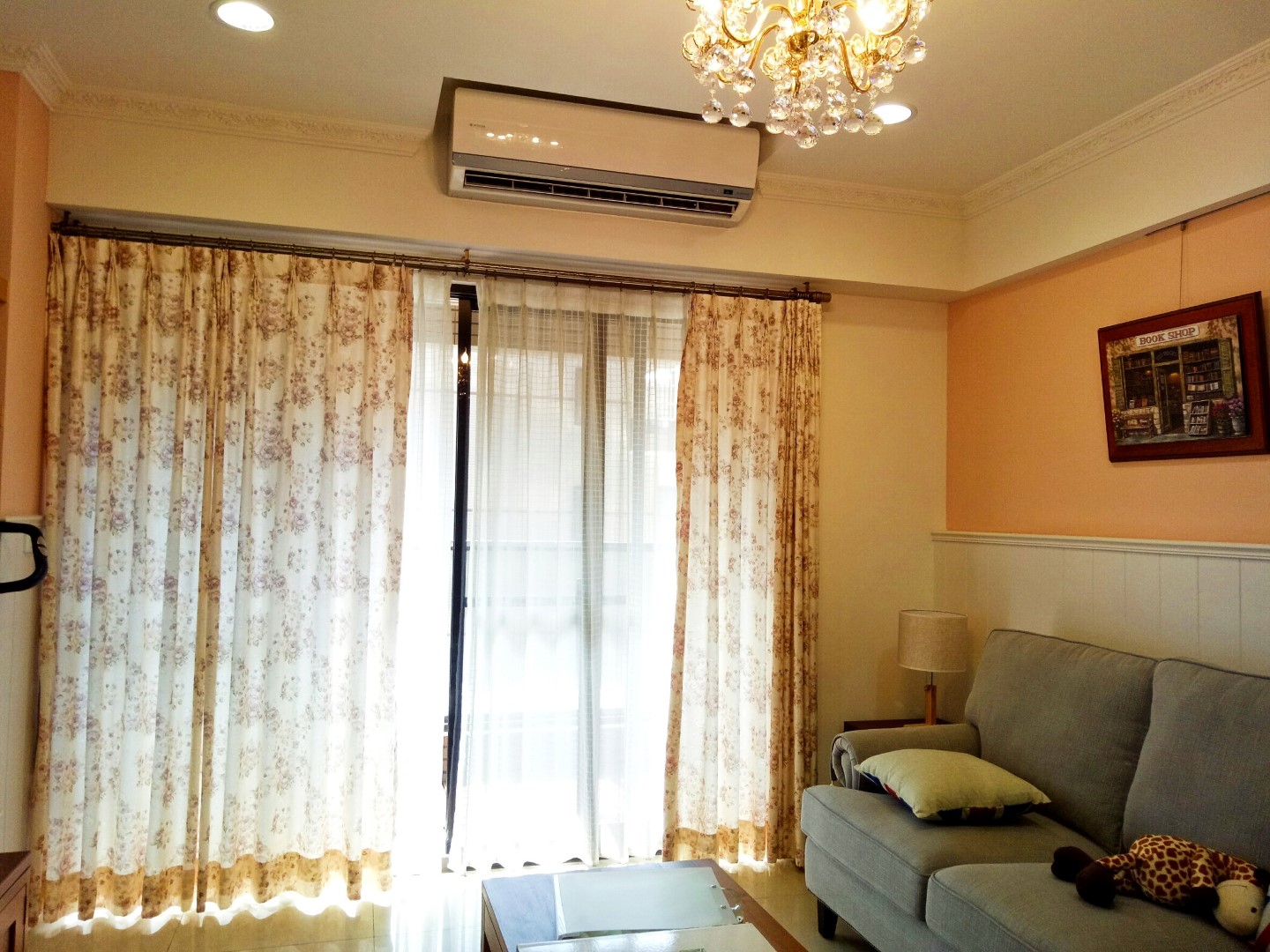 桃園八德窗簾案例:湖水裔選用布簾與紗簾營造室內不同氛圍 11 客廳選用有花草紋路的紗簾