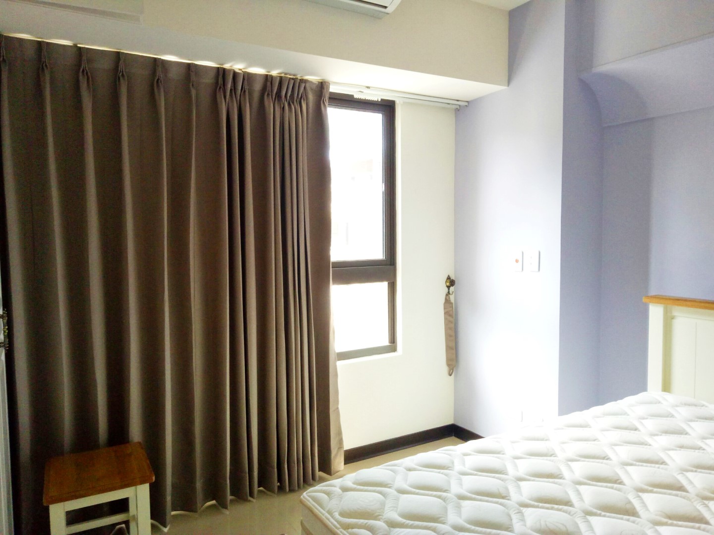 桃園八德窗簾案例:湖水裔選用布簾與紗簾營造室內不同氛圍 3 捏摺簾能有效阻隔戶外陽光,讓臥室睡眠環境更完善