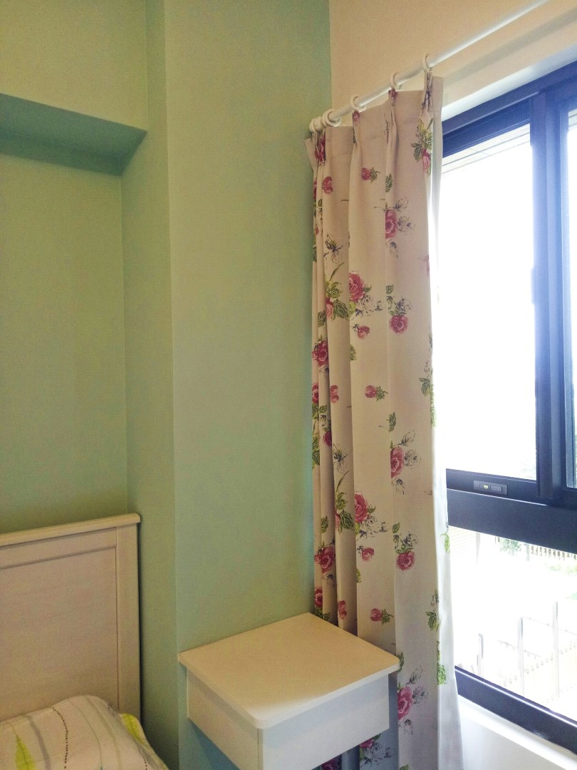 桃園八德窗簾案例:湖水裔選用布簾與紗簾營造室內不同氛圍 4 室內無裝訂天花板,可以選擇窗簾桿,節省窗簾盒的費用。