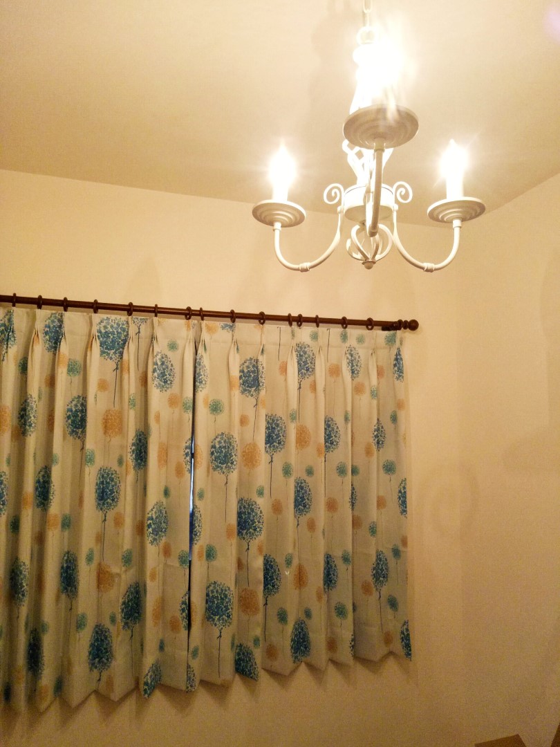 桃園八德窗簾案例:湖水裔選用布簾與紗簾營造室內不同氛圍 7 不同的花草紋路,與半腰窗的窗簾效果與落地布簾各有不同效果。若睡眠對於光線敏感,靠窗近、西曬、東照窗戶,建議用落地窗簾。若否,則可以用半腰窗簾即可。