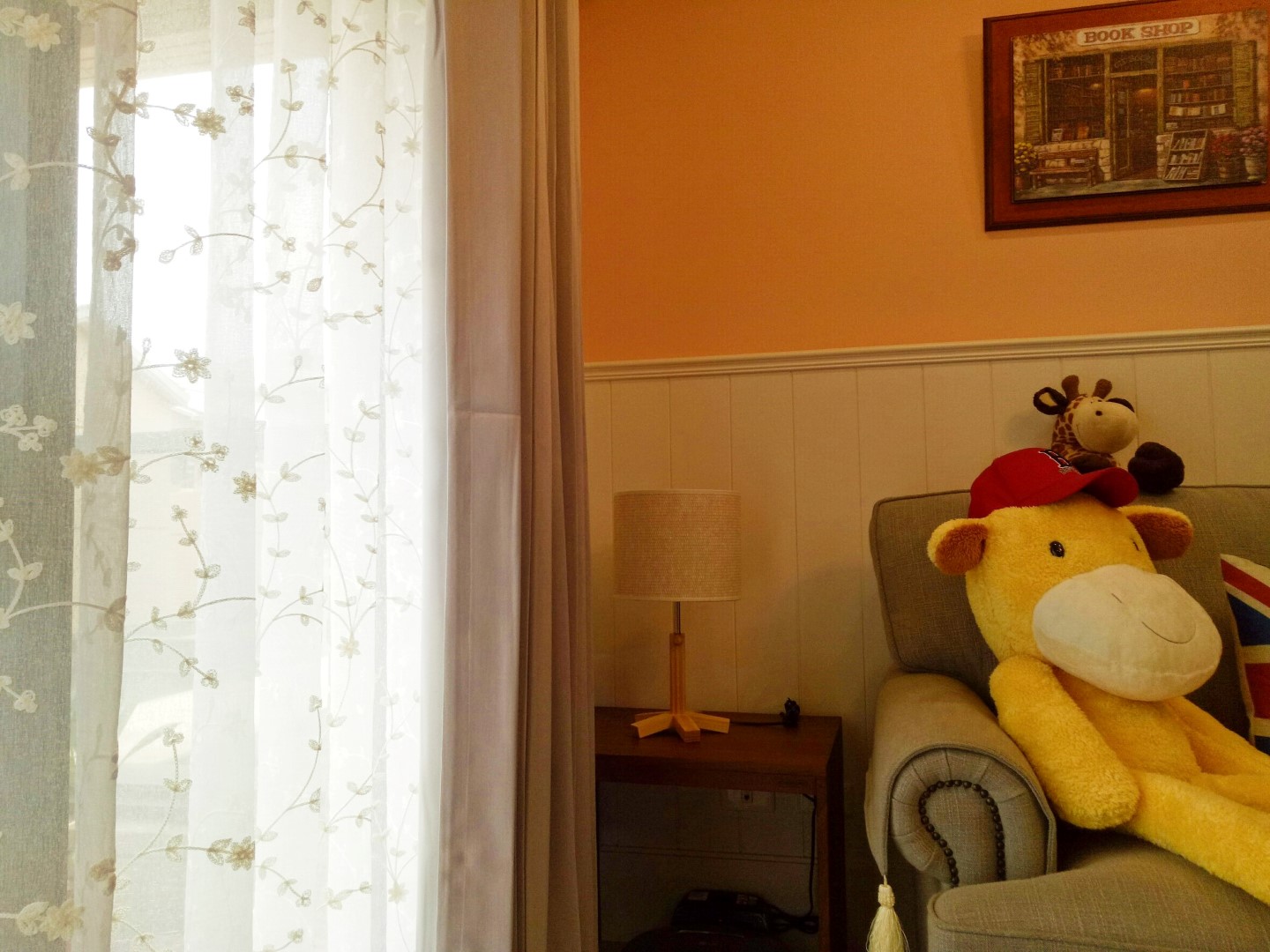 桃園八德窗簾案例:湖水裔選用布簾與紗簾營造室內不同氛圍 9 紗簾上有精細的花草紋路