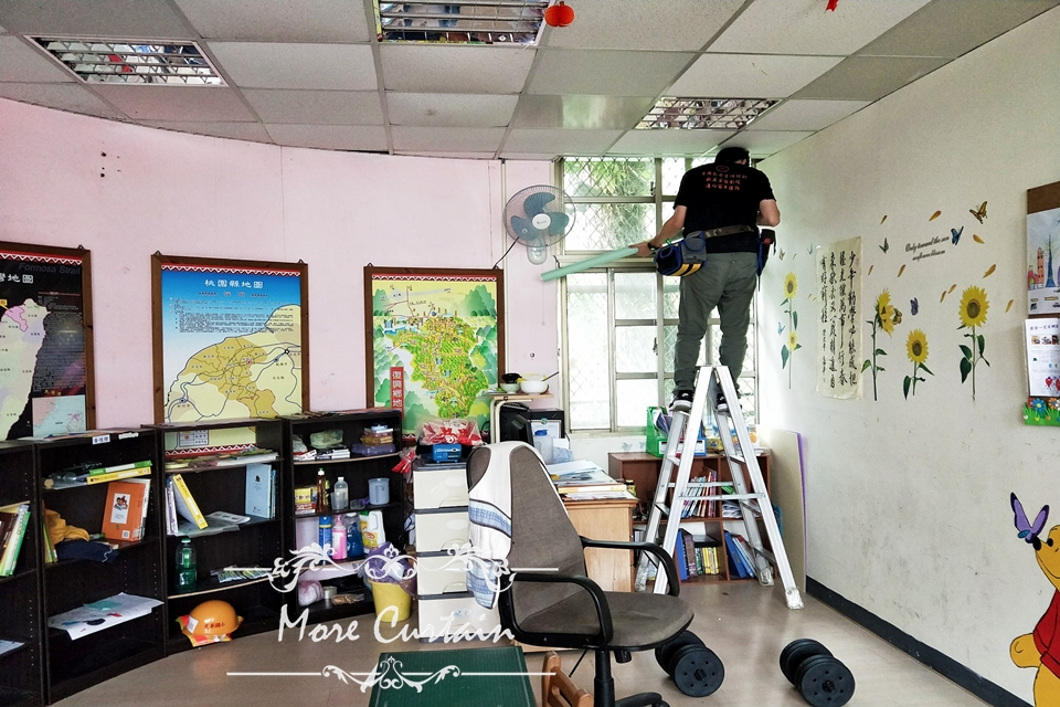 桃園市復興鄉的哈嘎灣光華國小遮光防焰捲簾 5 午飯後開始動工裝窗簾