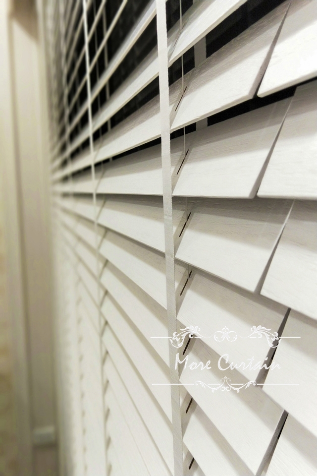 桃園八德白色木百葉讓客廳寧靜典雅,視線橫向放大感覺更開闊 7 八德窗簾推薦沐爾窗簾桃園 10