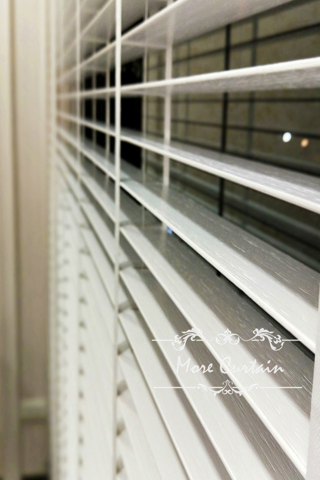 桃園八德白色木百葉讓客廳寧靜典雅,視線橫向放大感覺更開闊 6 八德窗簾推薦沐爾窗簾桃園 11