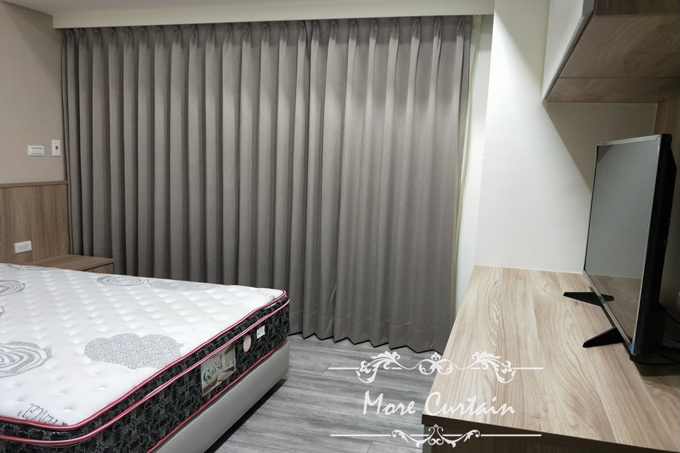 桃園八德白色木百葉讓客廳寧靜典雅,視線橫向放大感覺更開闊 10 八德窗簾推薦沐爾窗簾桃園 15