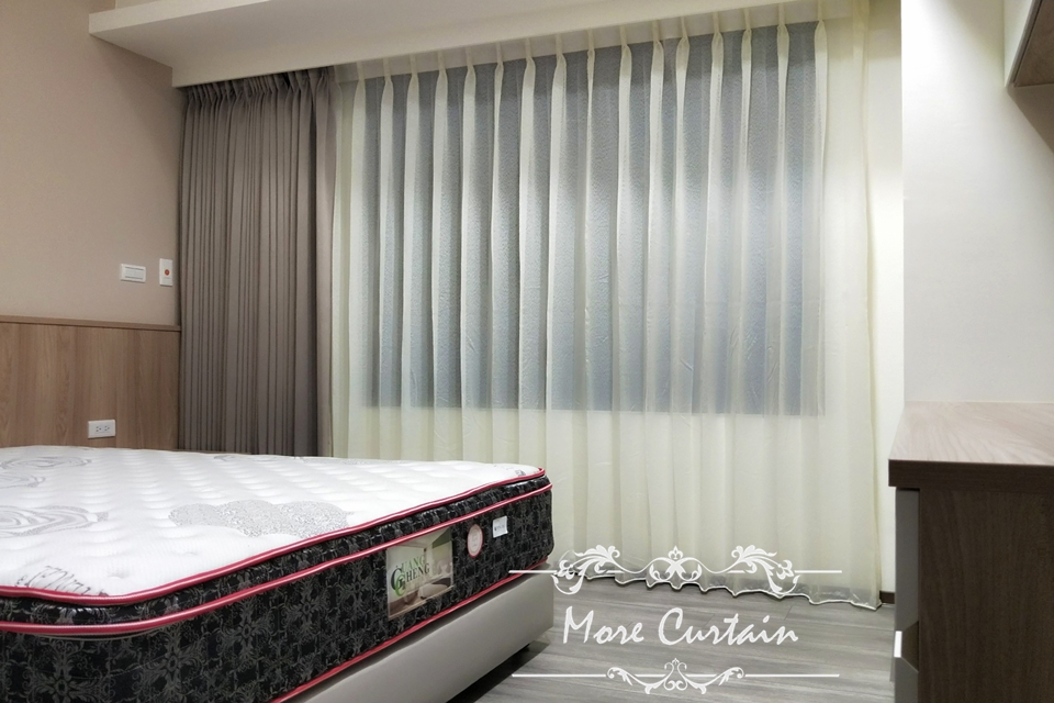 桃園八德白色木百葉讓客廳寧靜典雅,視線橫向放大感覺更開闊 9 八德窗簾推薦沐爾窗簾桃園 16