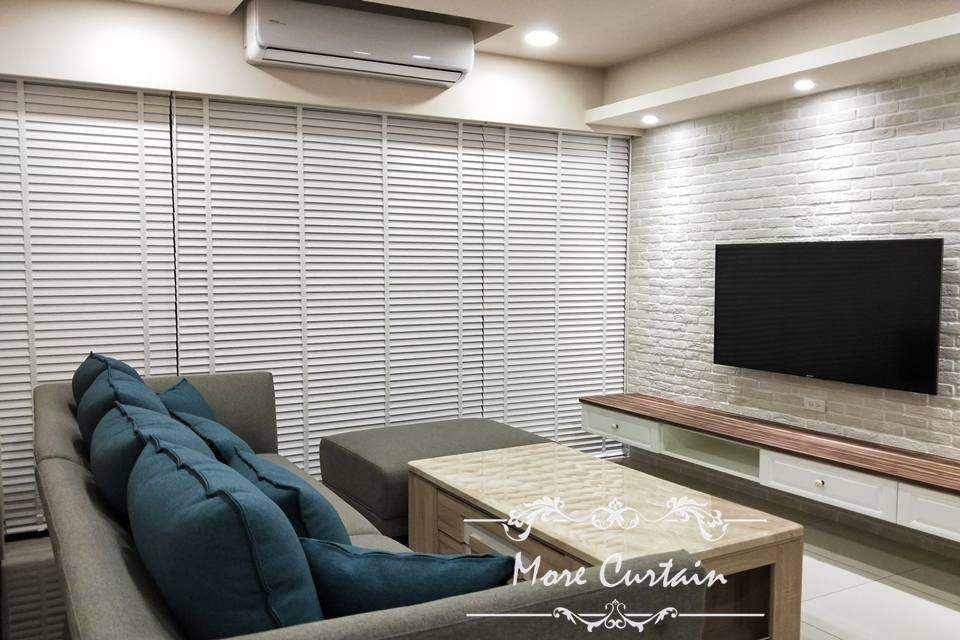 桃園八德白色木百葉讓客廳寧靜典雅,視線橫向放大感覺更開闊 3 八德窗簾推薦沐爾窗簾桃園 6