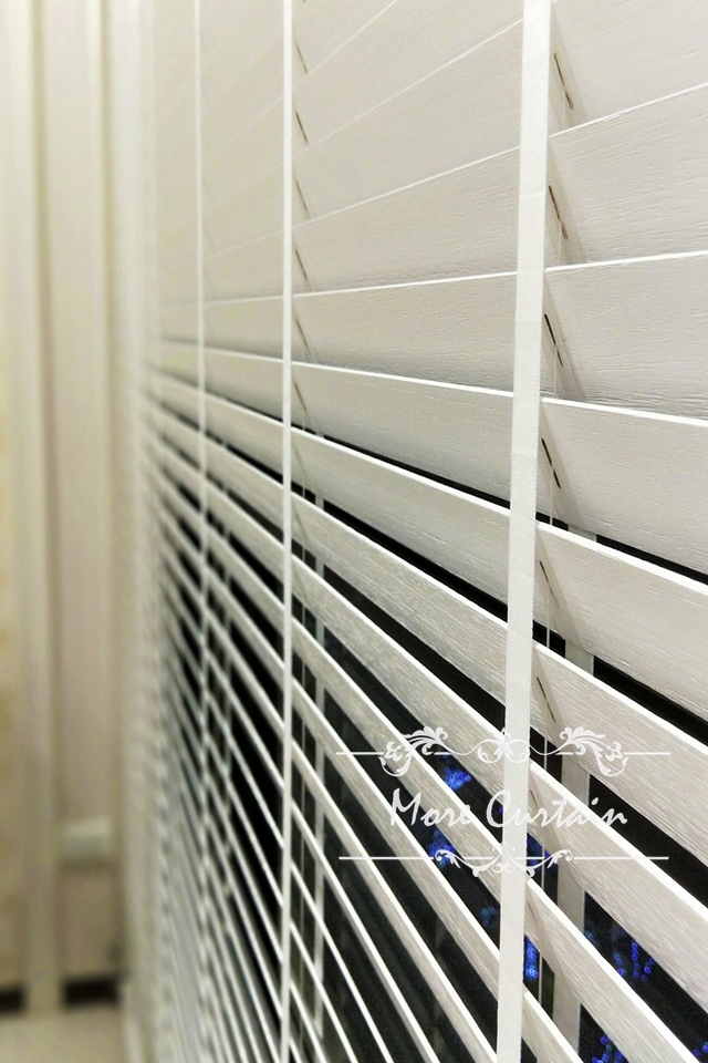 桃園八德白色木百葉讓客廳寧靜典雅,視線橫向放大感覺更開闊 5 八德窗簾推薦沐爾窗簾桃園 9