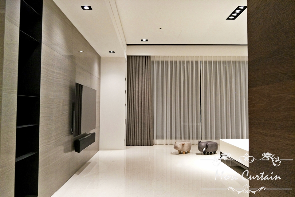 客廳採用一布一紗設計，蛇簾採2.8倍的布量