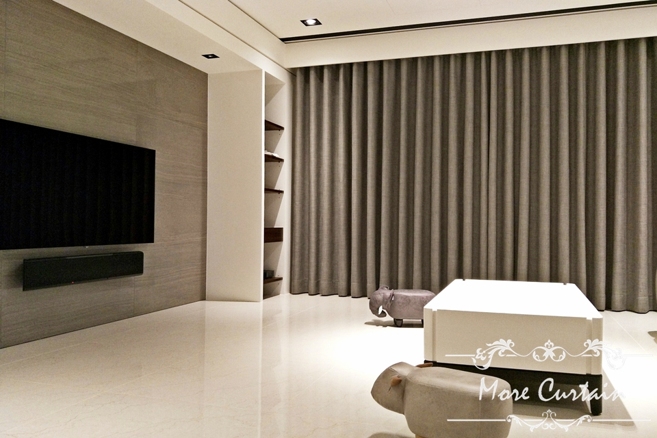 客廳採用一布一紗設計