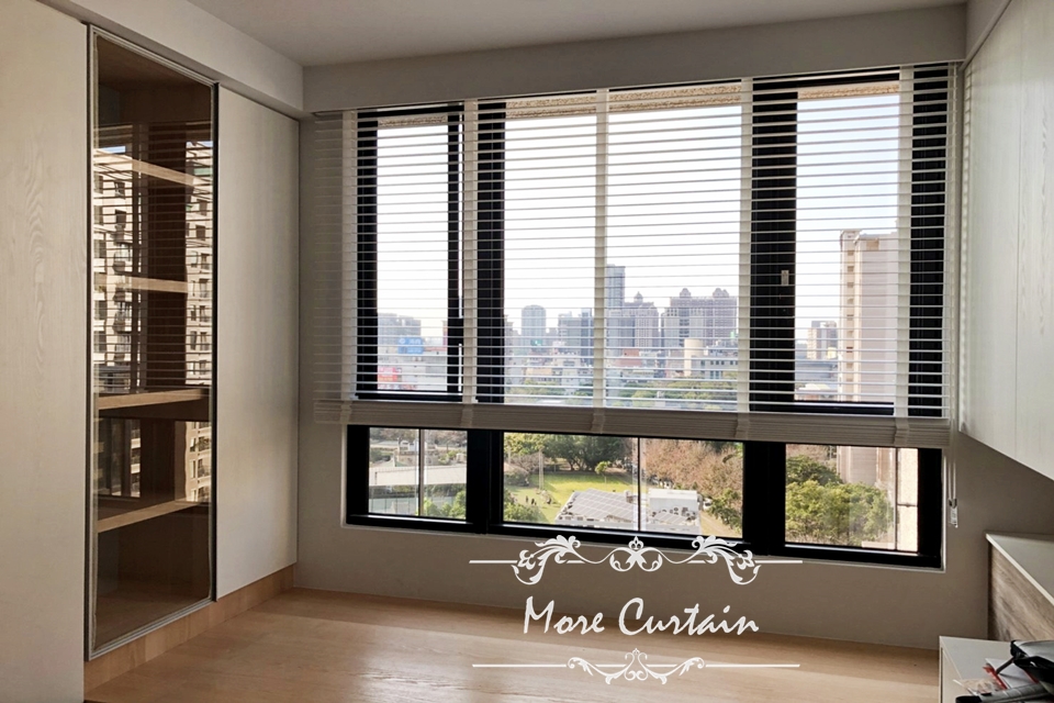 在桃園龜山遇見歐洲工藝的居家窗簾美學 4 木百葉簾拉下後能有效隔絕熱能,更為室內增添一抹異國休閒情調