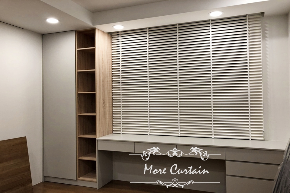 在桃園龜山遇見歐洲工藝的居家窗簾美學 6 優質實木,保留木材天然紋理與溫潤手感,拉下後能有效隔絕熱能