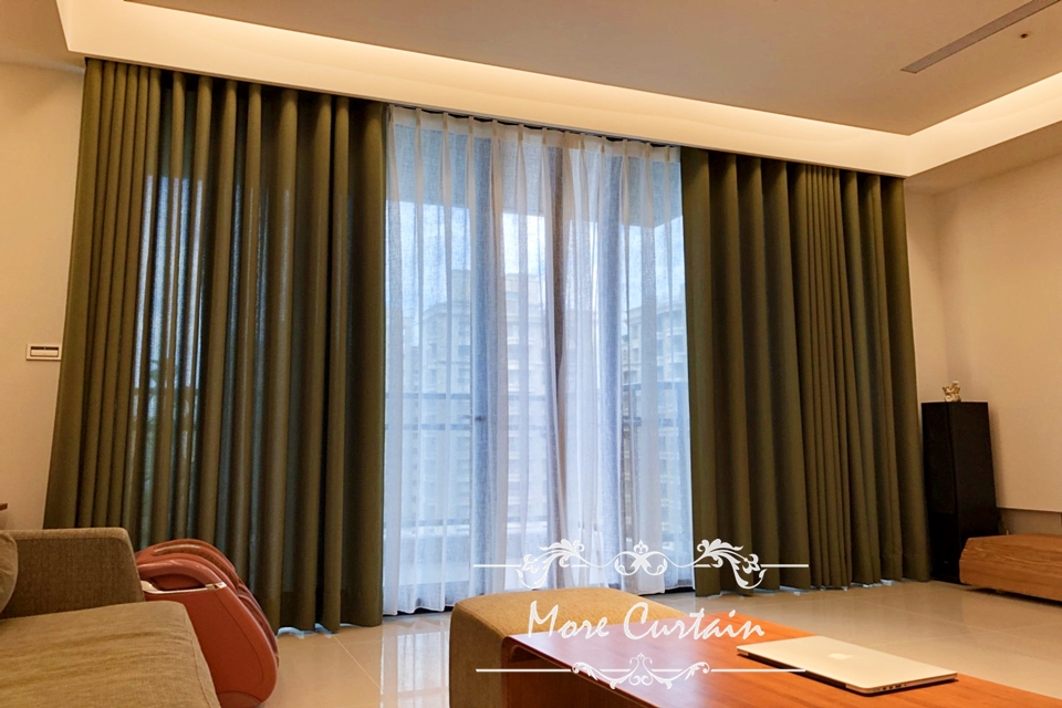 在桃園龜山遇見歐洲工藝的居家窗簾美學 2 主空間選用大面寬「無縫布簾」,展現無接縫的高質感垂墜感。