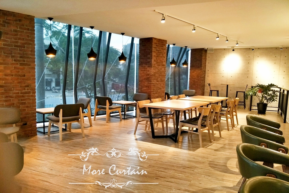 新竹茶痞客飲料店加上觀景捲簾,室內用餐區更加舒適