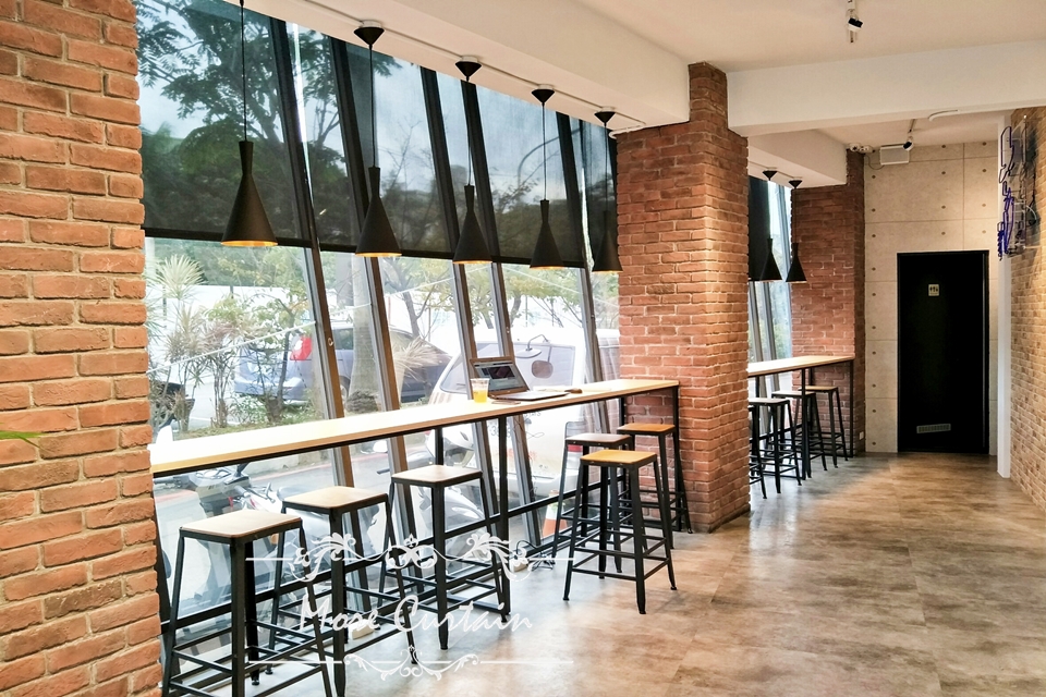 新竹茶痞客飲料店加上觀景捲簾,室內用餐區更加舒適