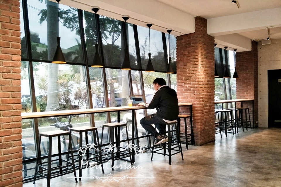 新竹茶痞客飲料店專屬防焰捲簾,高效濾光打造舒適觀景體驗