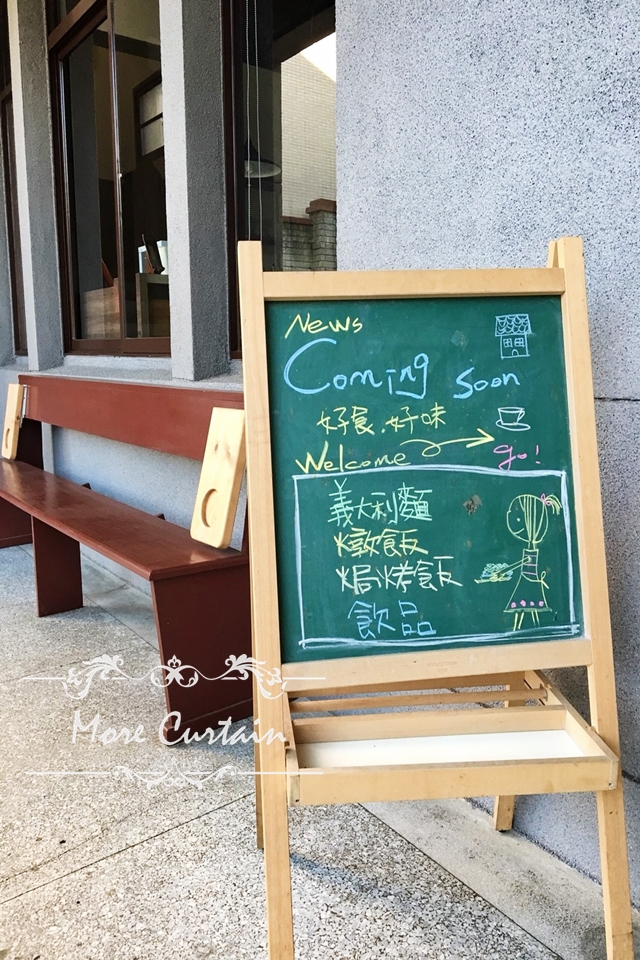 聖堂的後方義式咖啡聽提供簡單餐飲