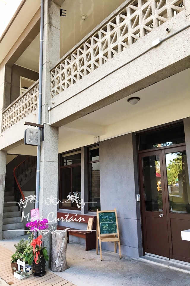 聖堂的後方義式咖啡聽