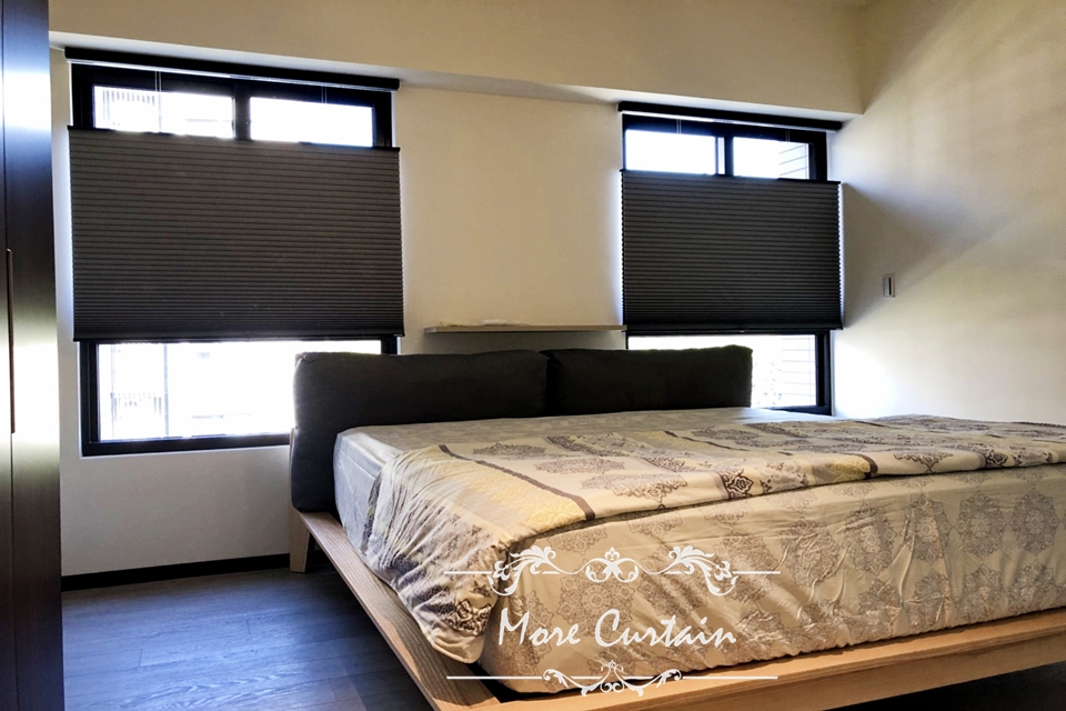 科技與自然的靜謐交界,新竹寶山窗簾案例 1 Hunter Douglas風琴簾其獨特的蜂巢結構能形成高效隔熱層,有效對抗夏季高溫與冬季寒風