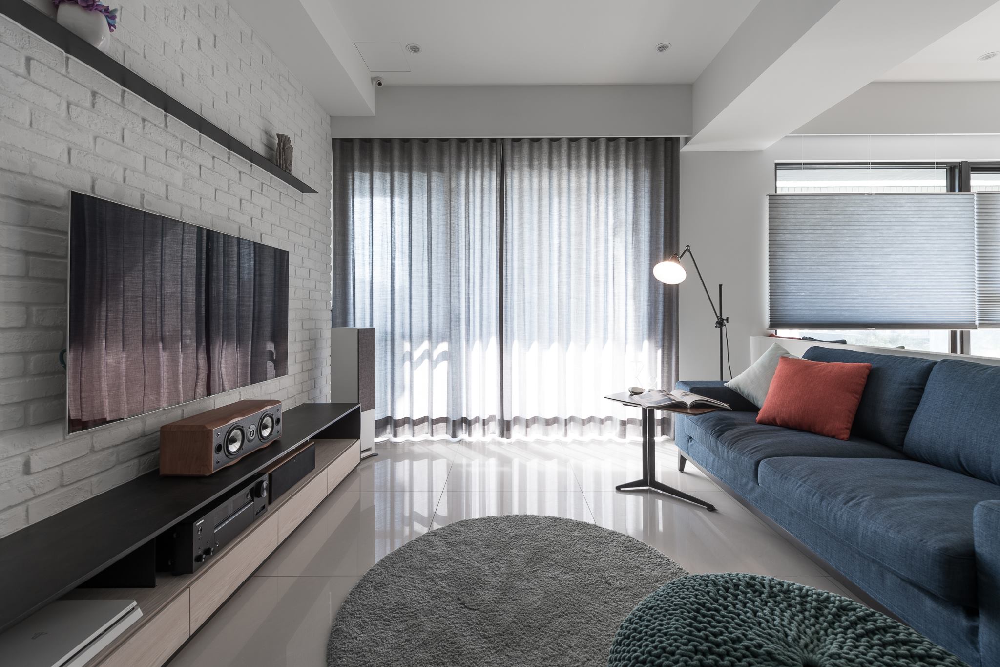 客廳紗簾與開放式空間的風琴簾，左右呼應