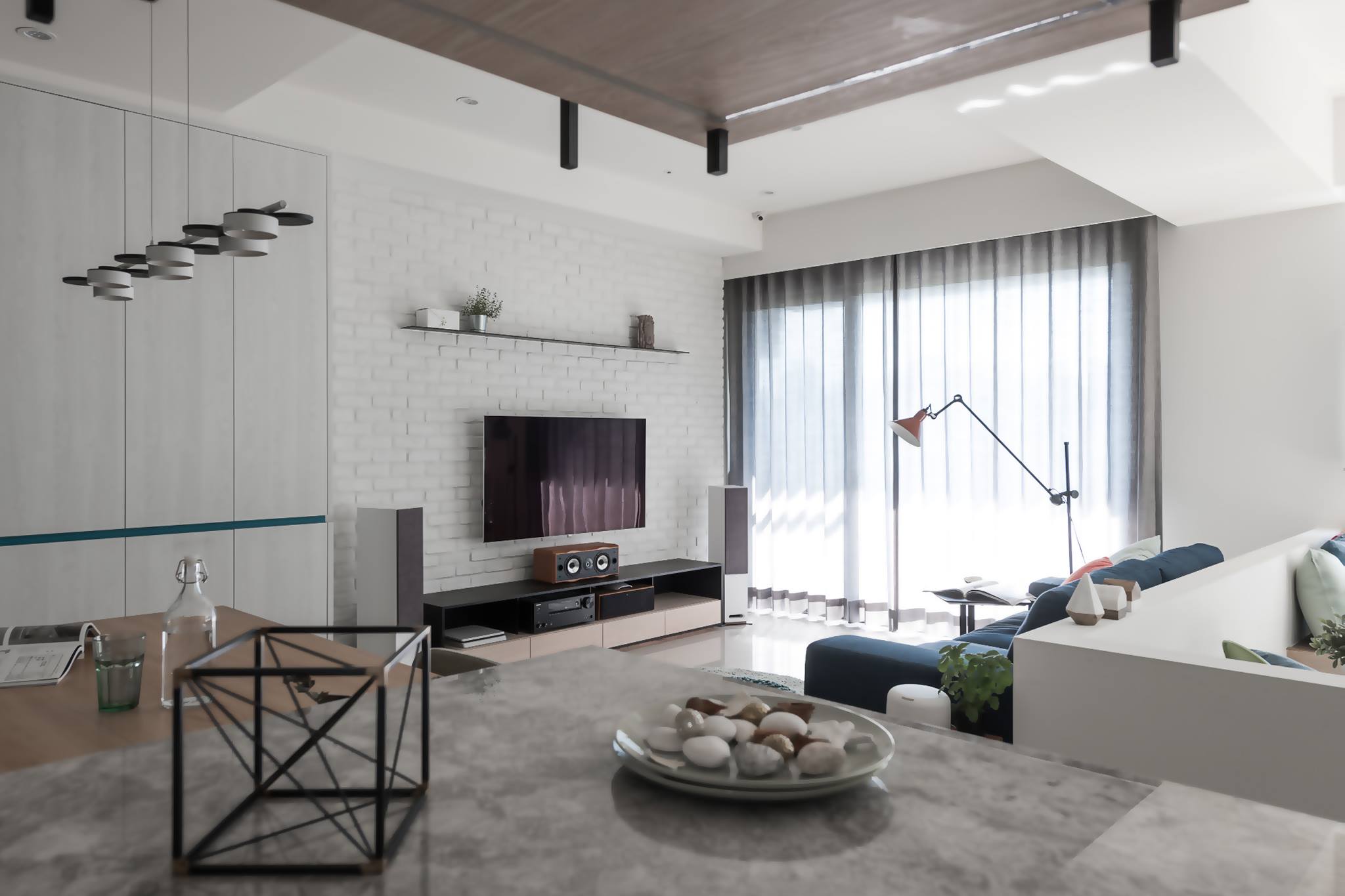 客廳紗簾有效濾光，讓光線更柔和