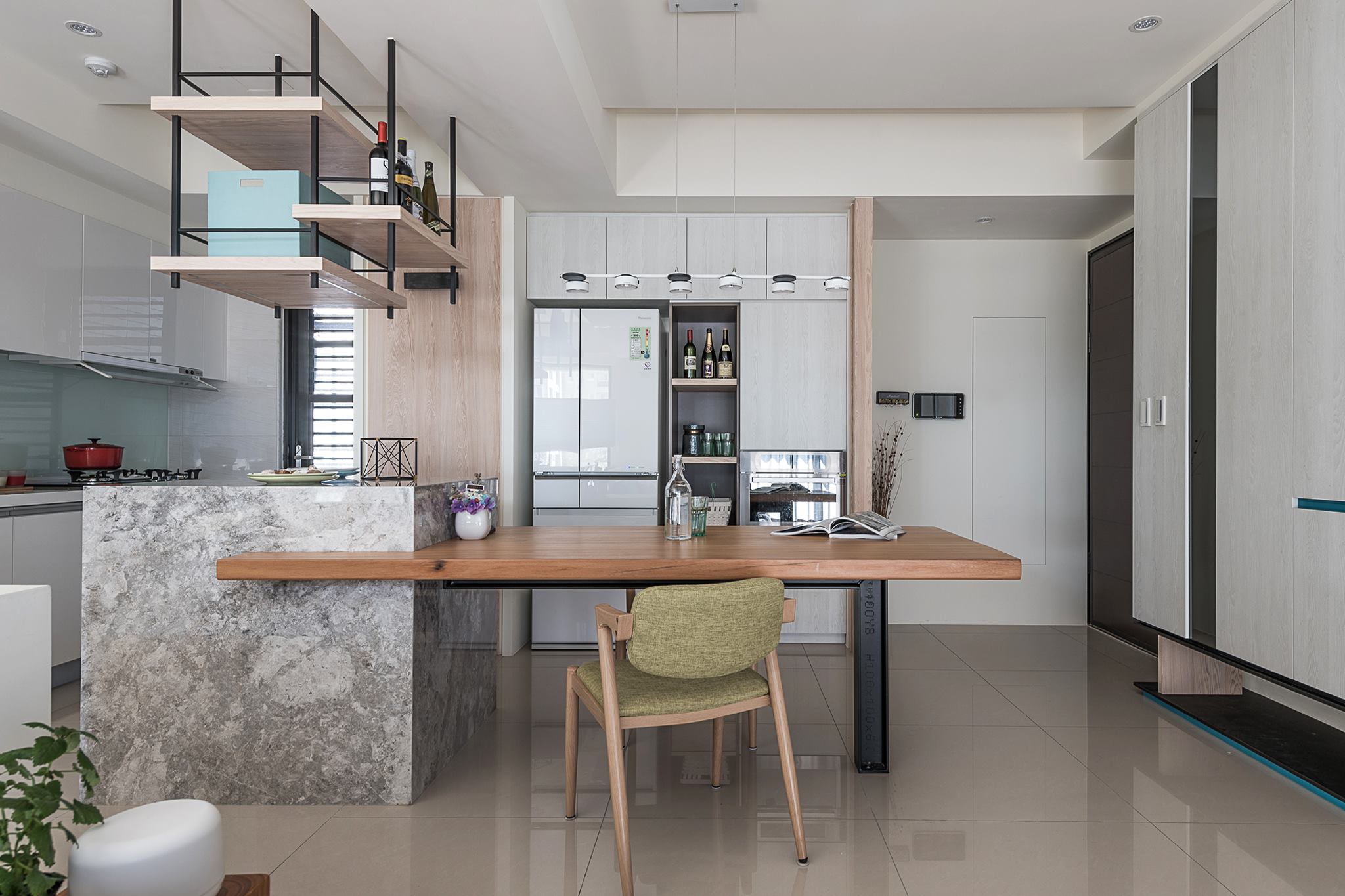 開放式廚房的光線來自另一側工作陽台與客廳、活動區的半腰窗