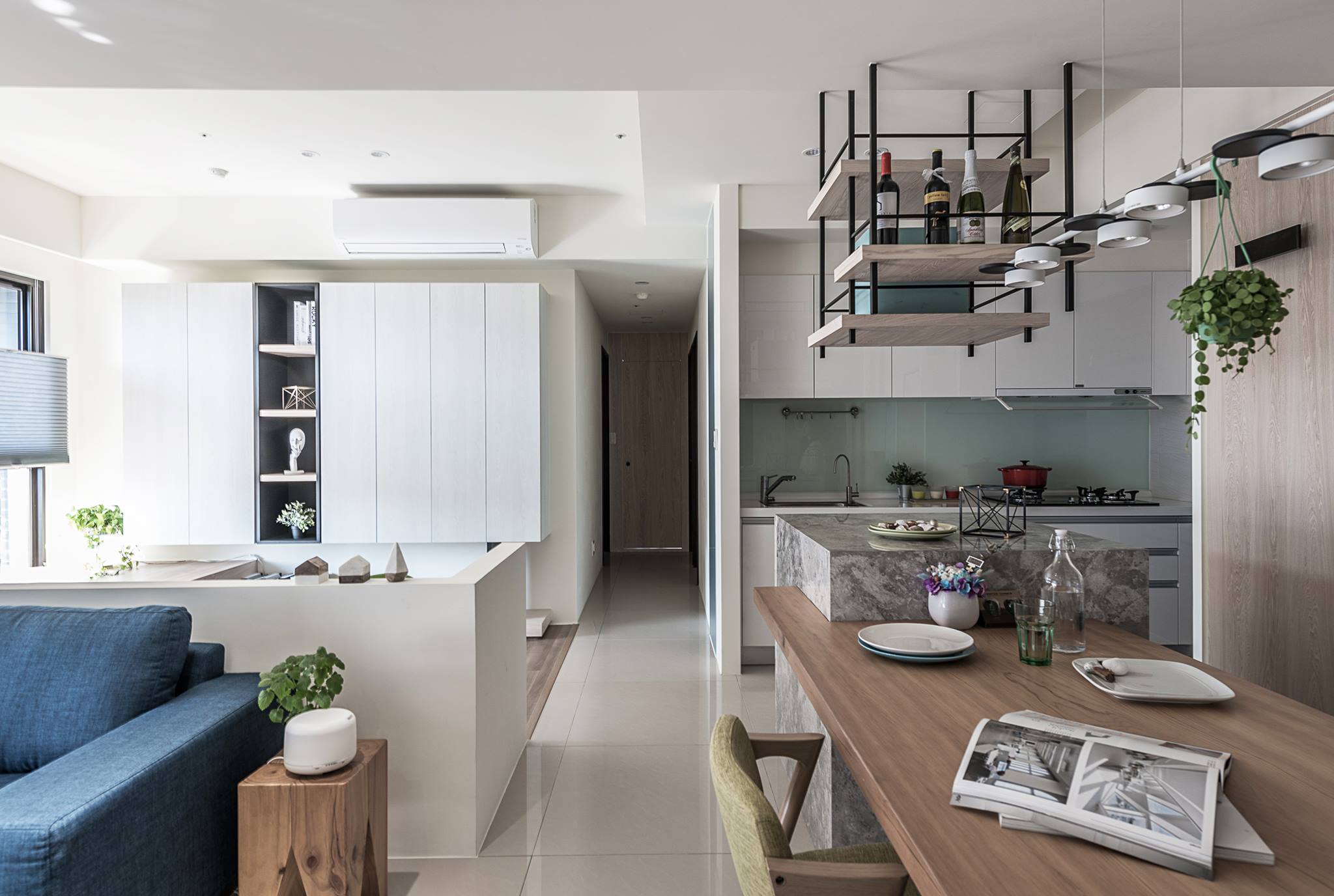 風琴簾的橫向光影條紋，為室內客廳增添微妙的色彩與質感