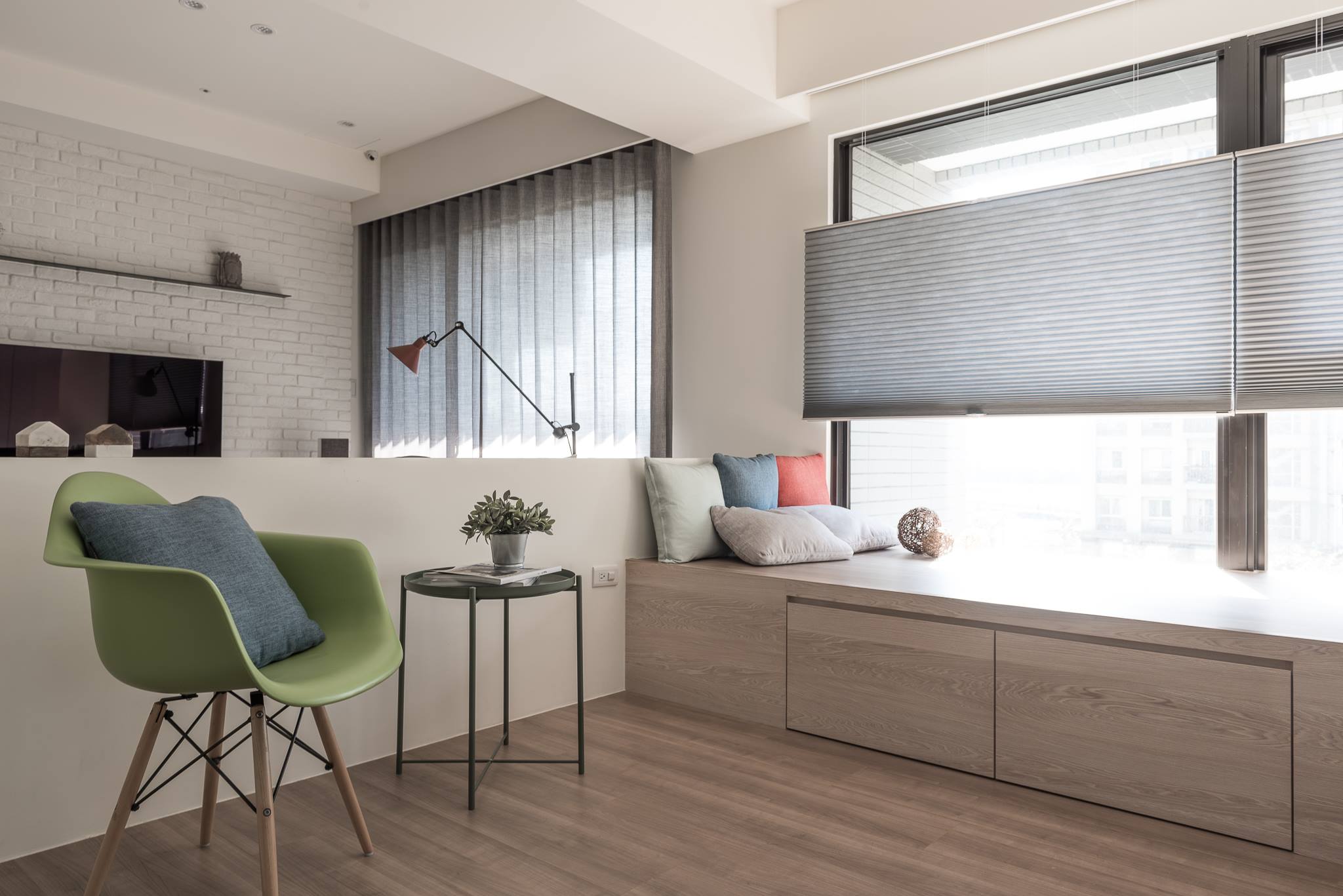 風琴簾能調整簾葉位置，阻擋過於強烈的光線，但保留室內採光與對外視線