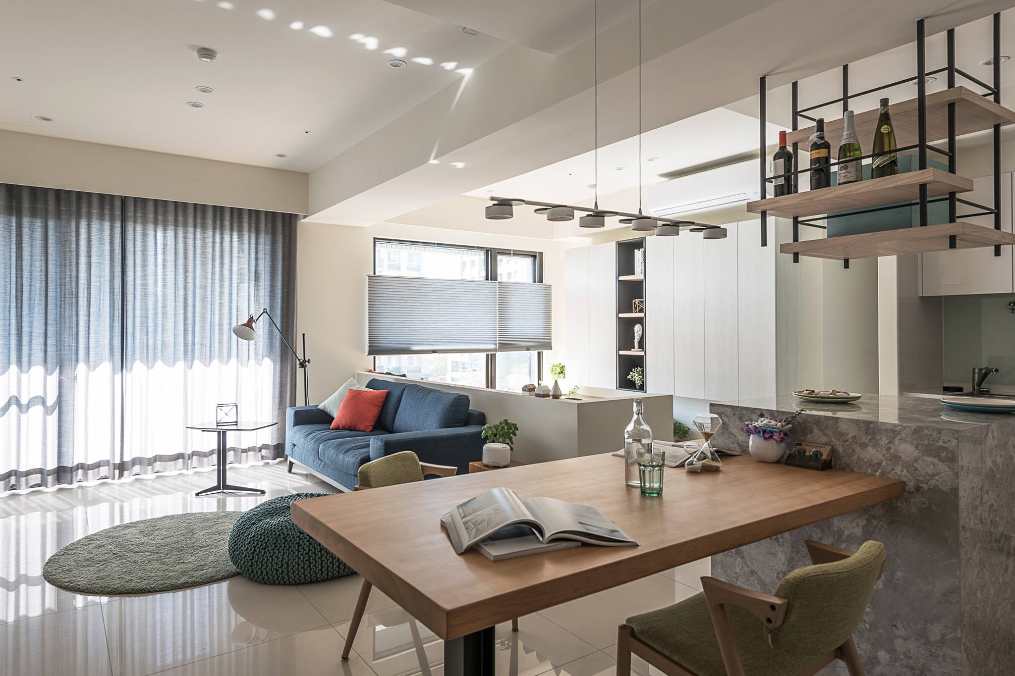 紗簾與風琴簾一左一右，垂直與水平的視線延伸，讓兩側效果不同