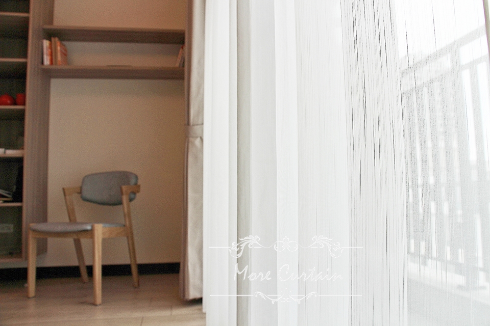 小坪數的大尺度美學!沐爾窗簾如何透過「一布一紗與遮光捲簾」完美定義居家層次 2 善用透光與遮光的虛實交錯,打造機能與美感並重的理想居所