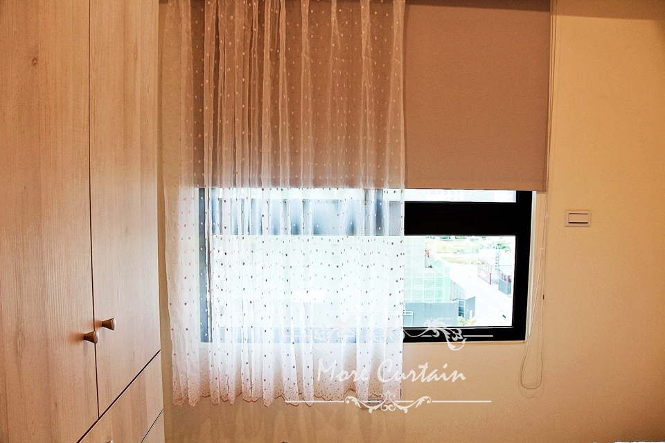 小坪數的大尺度美學!沐爾窗簾如何透過「一布一紗與遮光捲簾」完美定義居家層次 7 為節省空間,選用紗簾與捲簾搭配全遮光與濾光作用