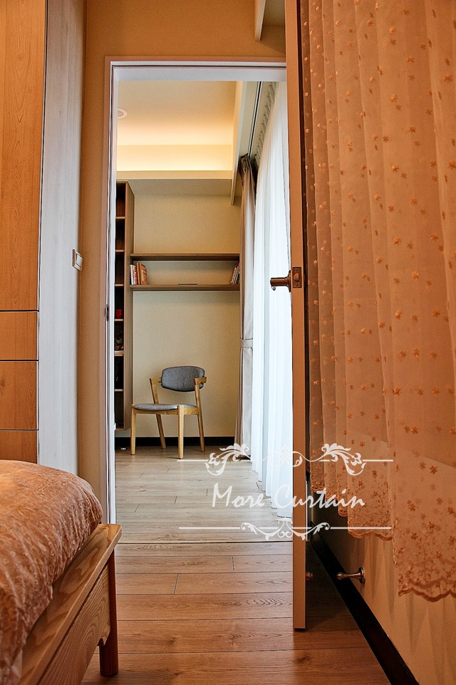 小坪數的大尺度美學!沐爾窗簾如何透過「一布一紗與遮光捲簾」完美定義居家層次 8 從房間可以看到客廳裝設的是一布一紗