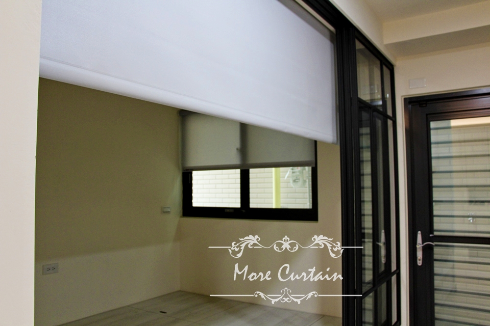 小坪數的大尺度美學!沐爾窗簾如何透過「一布一紗與遮光捲簾」完美定義居家層次 9 捲簾用來做隔間遮蔽用