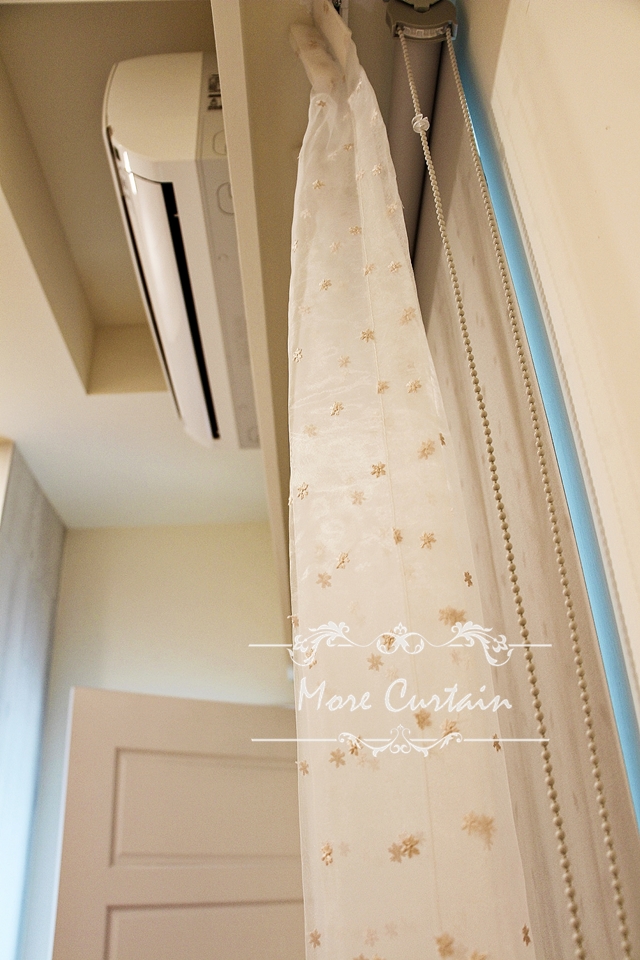 因為房門開啟後，會遮到窗戶，為房門與牆壁上的磁鐵門檔能夠發揮作用，因此只能做到半腰。