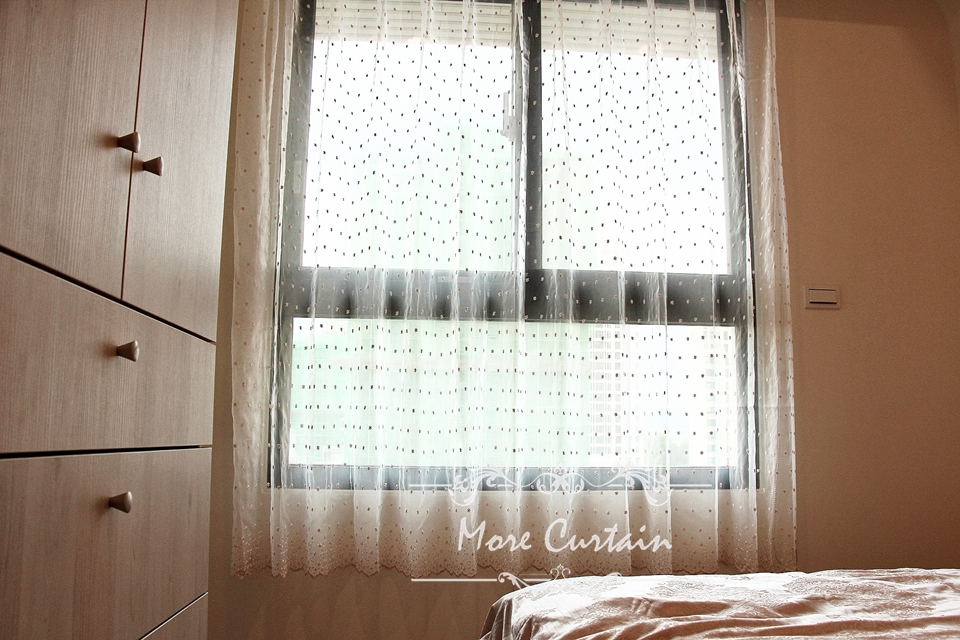 紗窗上有小花紋路增加室內活潑感