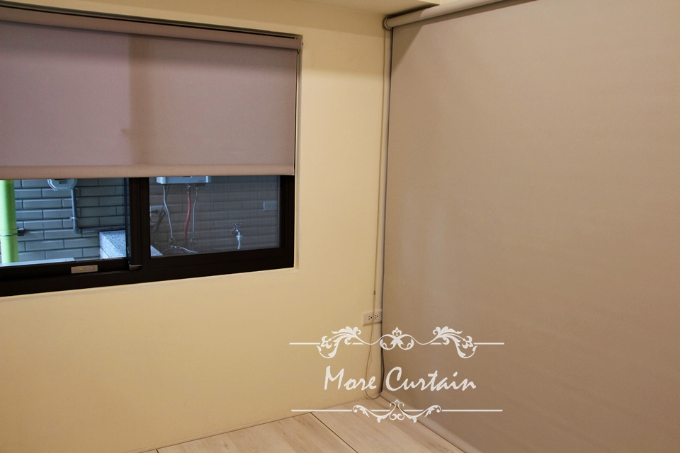 捲簾放下後，空間的阻隔感就很明顯。這可以當作客房、遊戲室，彈性用途