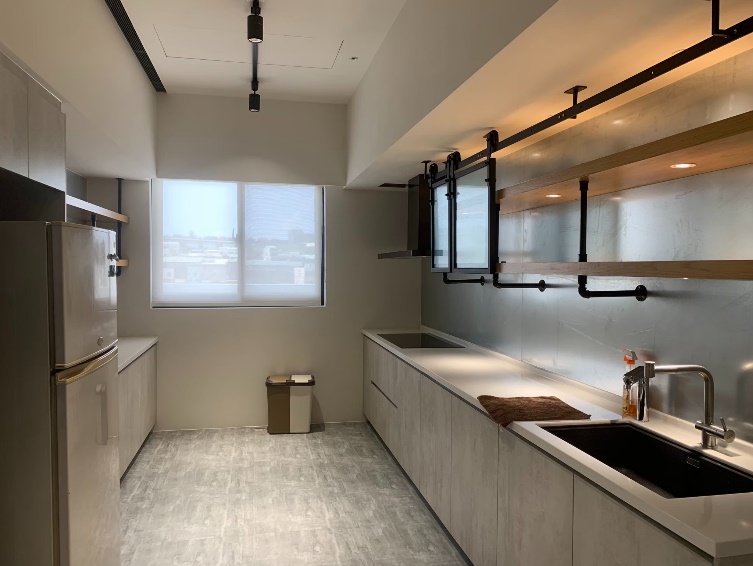 捲筒形式的上下式拉簾，捲簾呈現效果較為俐落