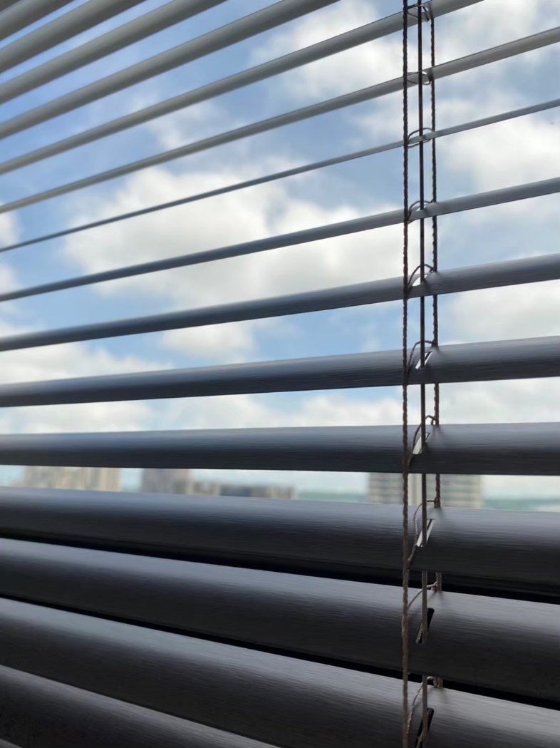 鋁百葉呈現效果較為硬派，金屬感較重