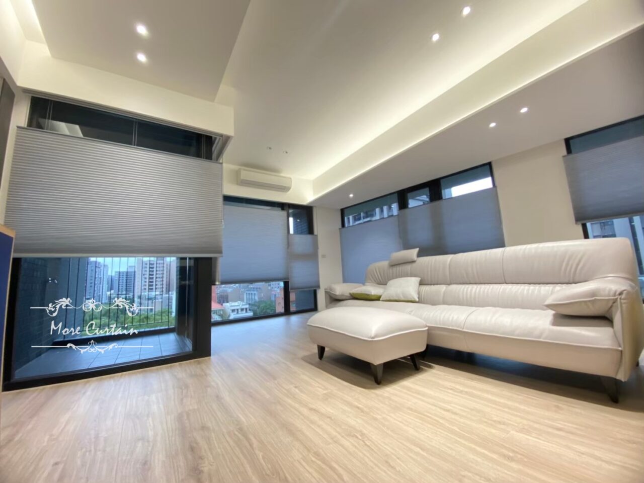 客廳多面窗型，使用風琴簾，可以免去布簾的厚重、壓迫感及百葉簾收放費時費力的缺點
