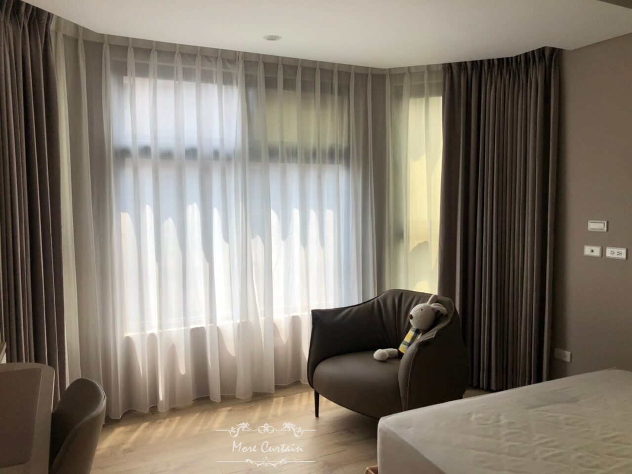 多角窗型也適用布窗簾，採用可彎式的軌道讓布簾可以完整遮擋住窗戶