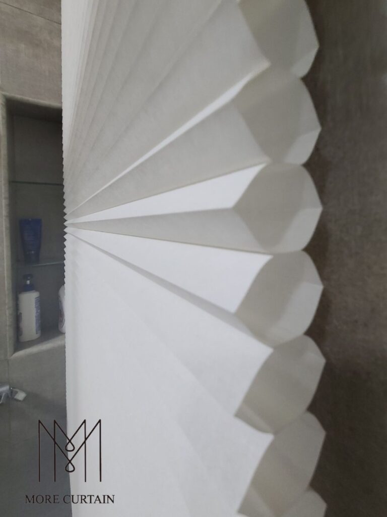 風琴簾又稱蜂巢簾，是「唯一可以隨意停留在窗戶中間的產品！」能夠同時保有隱私及採光。