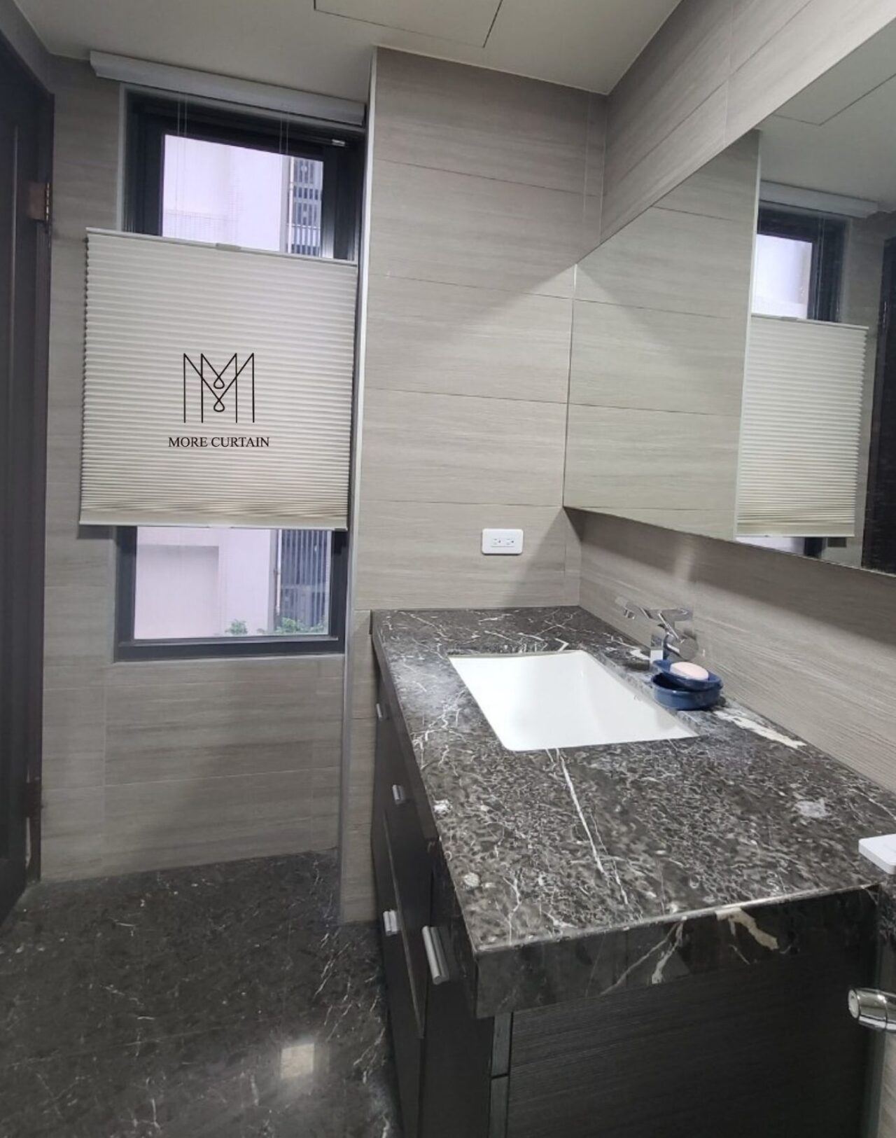 浴室窗簾選擇三：浴用風琴簾