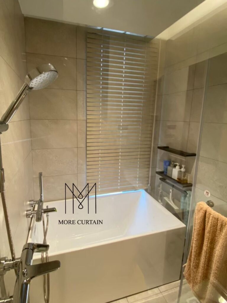 浴室窗簾選擇二：仿木百葉簾