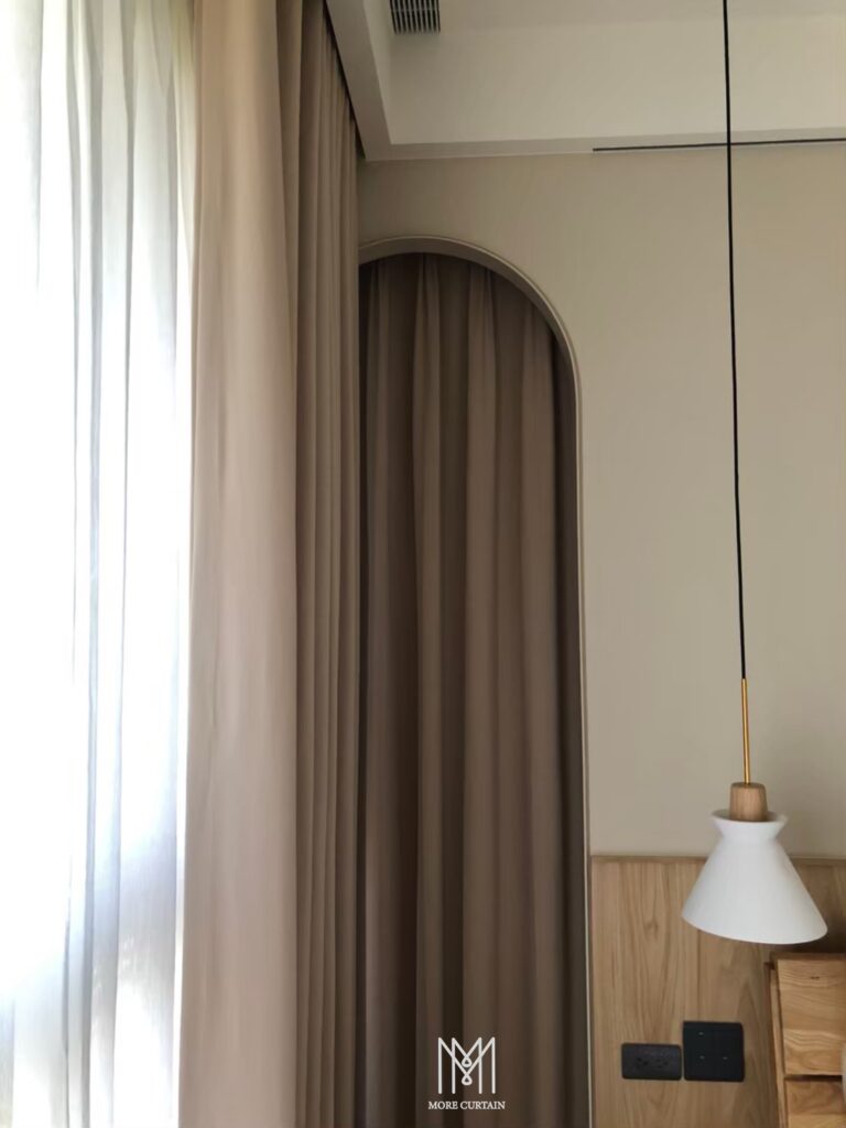 L窗、八角窗等特殊窗型，可利用軌道彎曲